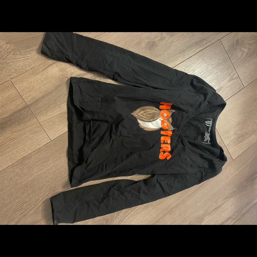 HOOTERS Shirt
